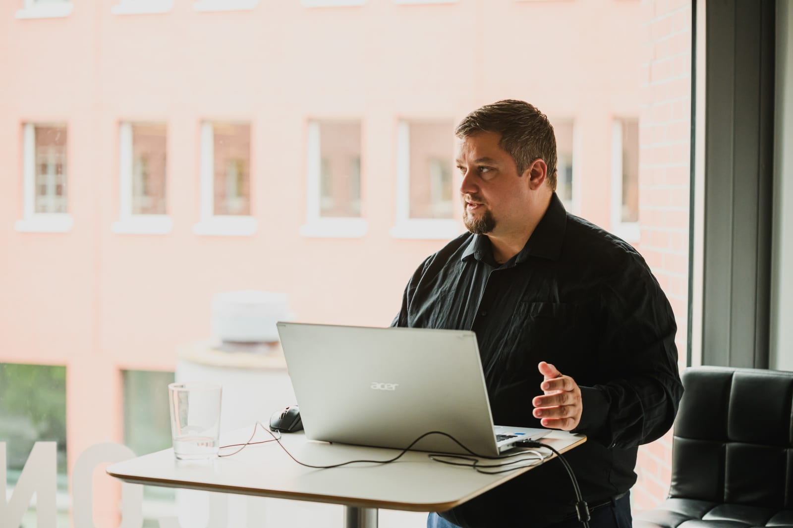 Björn Ohlrich im Gespräch während eines Trainings, am Stehtisch mit Laptop